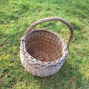 Vintage round wicker basket with handle.
